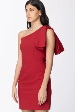 Mangano Mangano: Abito Da Sera Tubino Corto Monospalla In Tessuto Tecnico con Dettaglio Fiocco Sulla SpallaBLOODY RED
