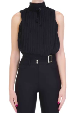 Mangano Mangano: Top Misty Corto Plisse con Laccetto Al Collo Fibia Laterlae e Scollato DietroNERO