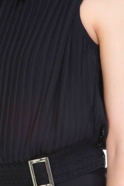 Mangano Mangano: Top Misty Corto Plisse con Laccetto Al Collo Fibia Laterlae e Scollato DietroNERO